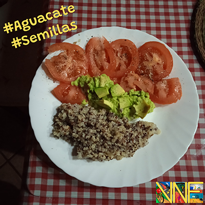 Ensalada de quinoa, tomate y crema de aguacate