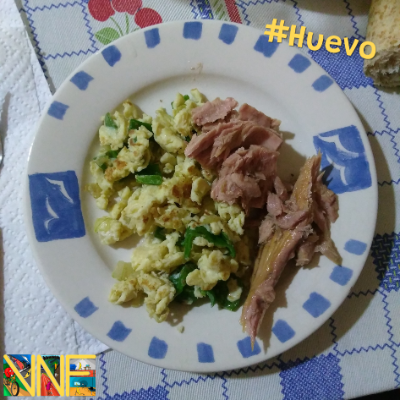 Huevo revuelto con verduras y atún